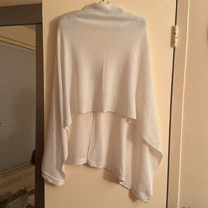 We are Amma nursing cocoon / cover in ivory in excellent pre-loved condition.